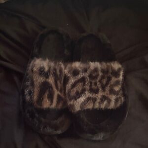 Faux Fur Slide Slippers - Black with Leopard Strap